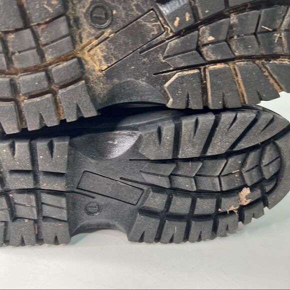 It’s a tan black and pink Icebreaker Waterproof Lace up boots - Picture 12 of 16